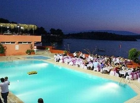 Hotel Leon Foça Extérieur photo